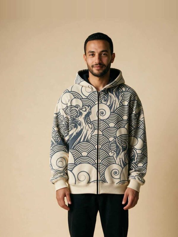Homme portant le sweat seigaiha sous un passage ferroviaire