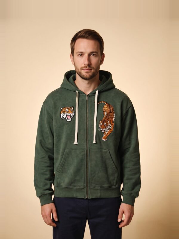 Veste à Capuche Zippée Tigres Brodés coloris vert forêt, vue de face